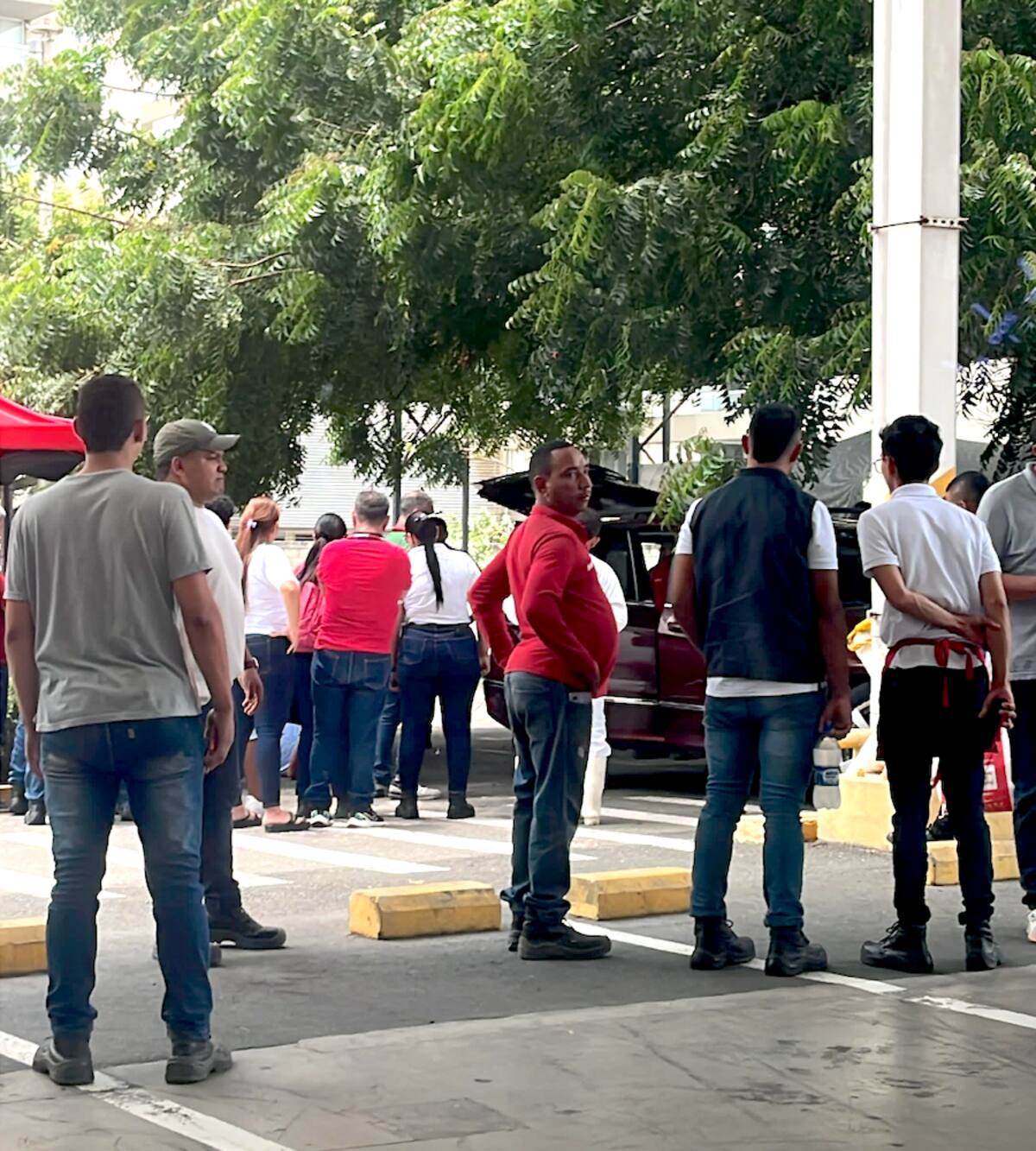 Varios curiosos hicieron presencia este lunes 21 de abril de 2025 en la calle 106 con carrera 51B, barrio Villa Santos de Barranquilla, donde un hombre fue atacado a bala//Cortesía.