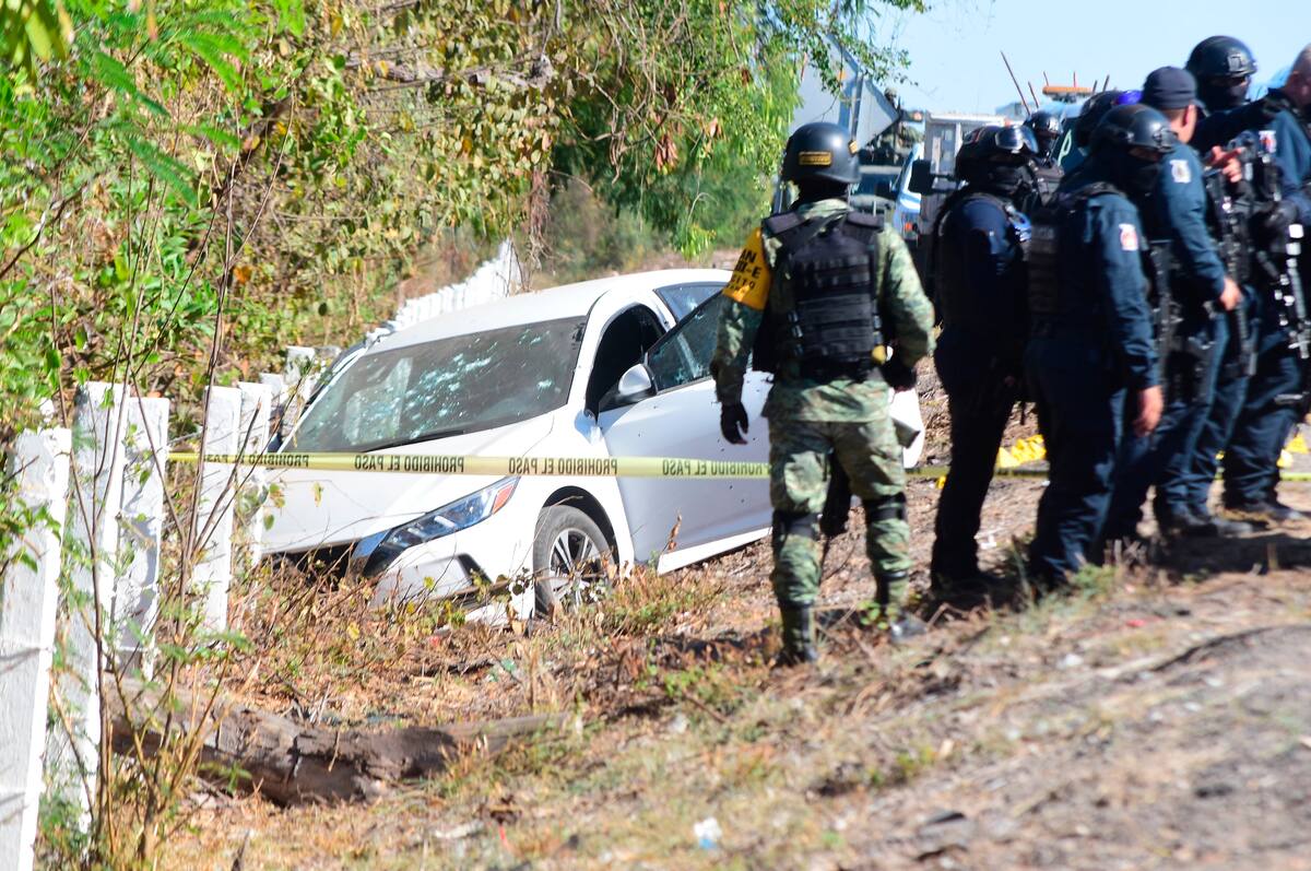 Soldados de la Guardia Nacional y policías estatales acordonan hoy la zona donde fue hallado el vehículo en que fue asesinado el director de la Policía Estatal Preventiva de Sinaloa, Joel Ernesto Soto, en Culiacán, estado de Sinaloa (México). Soto fue asesinado este lunes, según informó la Secretaría de Seguridad Pública (SSP) del estado del noroeste de México. El atentado contra el jefe policíaco se da después de que en los últimos días la corporación encabezada por Soto realizase diversos operativos en la ciudad de Culiacán y otras zonas del estado, en los cuales se ha detenido a supuestos sicarios del Cártel de Sinaloa. EFE/ VANGUARDIA