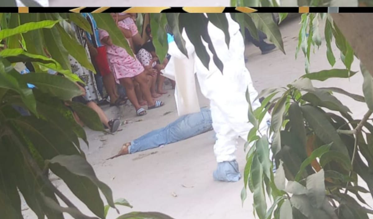 Los peritos forenses hicieron. El levantamiento del cuerpo de Danelly Marcela Del Valle Mendoza, quien en la madrugada de este domingo fue asesinada por un sujeto en el barrio Don Bosco de Soledad.//Cortesía Red de Cooperantes.