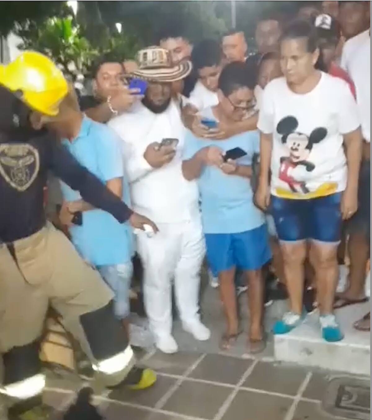 Varias personas que estaban celebrando una ronda de cumbia en le barrio Centro de Galapa, Atlántico, llegaron hasta el sitio donde fue asesinado un hombre de nacionalidad hondureña.