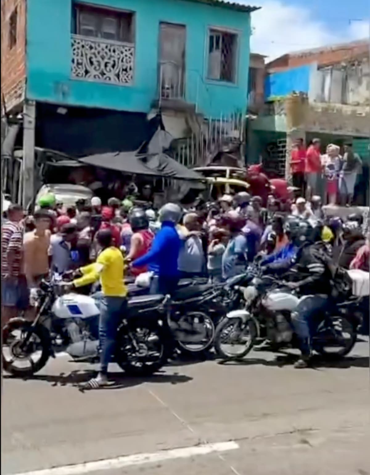 En el frente de este local fue asesinado Javier Estrada Ávila Redondo, conocido como 'Javiercito', por sicarios que lo sorprendieron en el barrio El Bosque de Barranquilla.//Cortesía Red de Cooperantes.