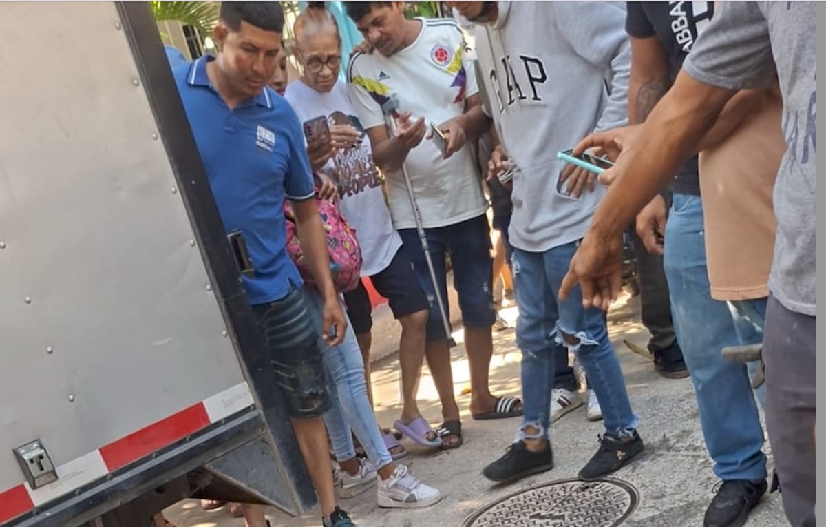 Varios curiosos llegaron al sitio donde la mañana de este viernes fue asesinado el ex auxiliar de policía Dumas Daniel Gil Imitola.//Cortesía Red de Cooperantes.
