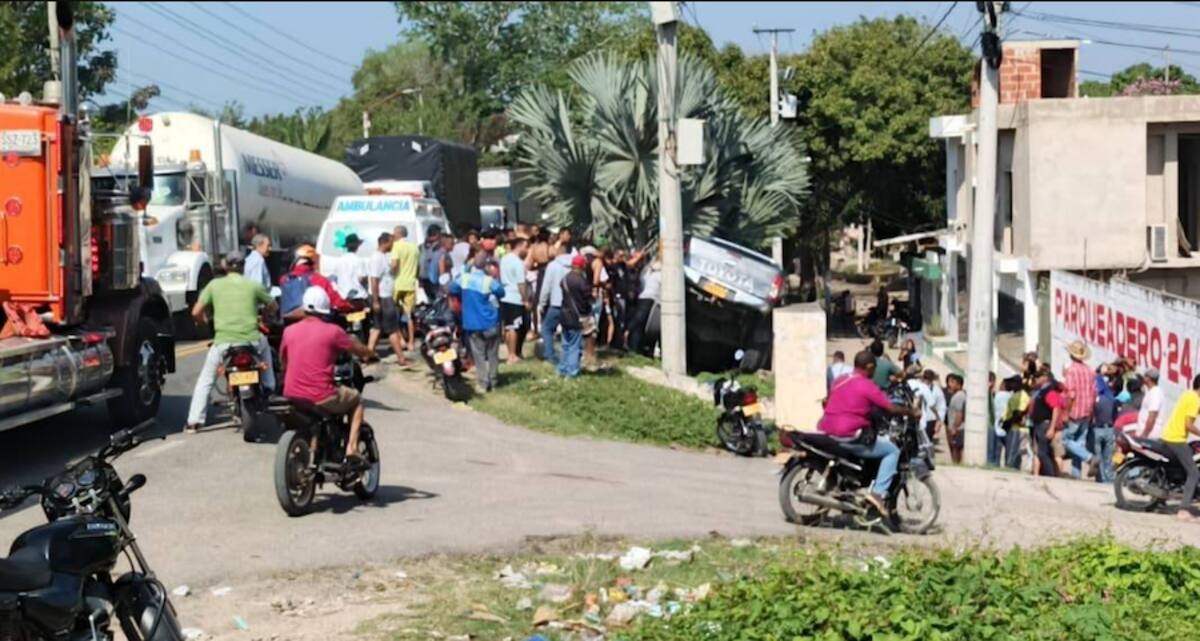 Varias personas se hicieron presentes en el sitio donde fue atacado a bala el ganadero Vicente Mercado Cepeda.//Cortesía Red de Cooperantes.