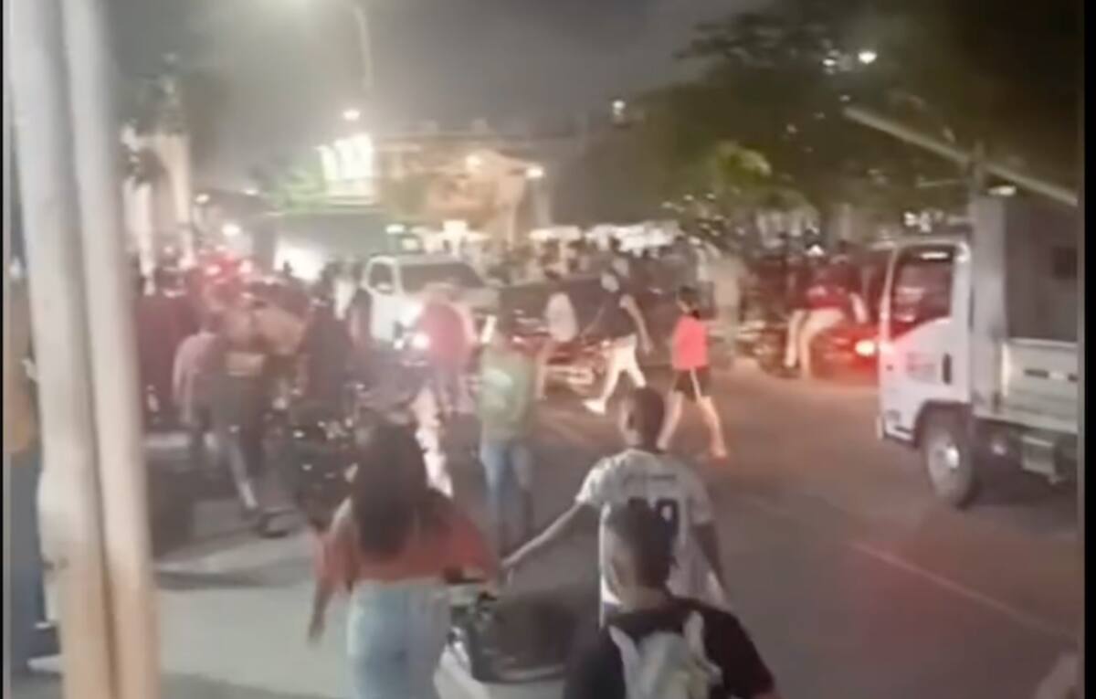 Muchos curiosos llegaron cerca del lugar donde la noche de este miércoles fue asesinado Jackson de Jesús Medina Mendoza..//Cortesía Red de Cooperantes.