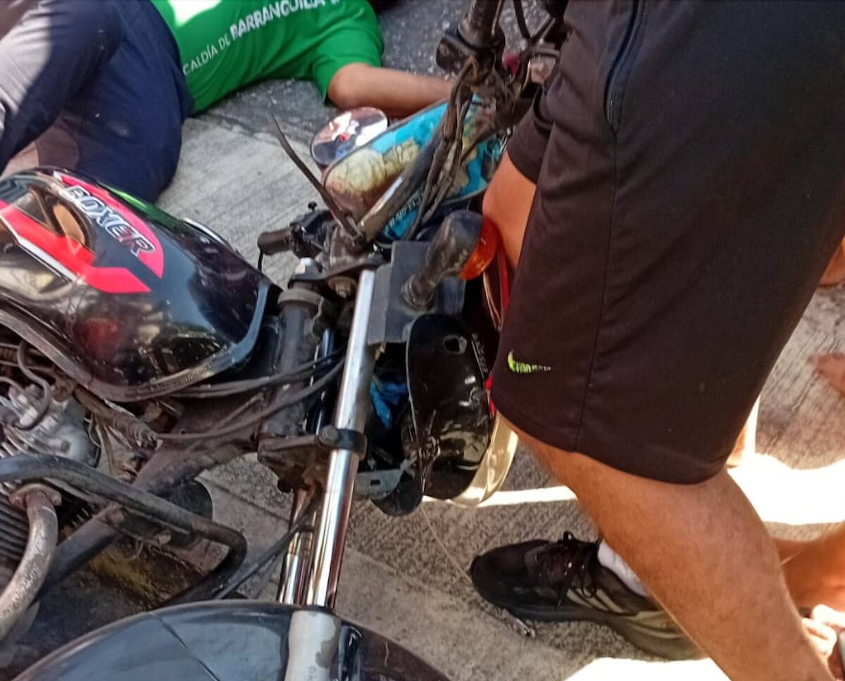El cuerpo de Jonny Enrique Alarcón Vecino, trabajador del Distrito de Barranquilla, quedó tendido al lado de la motocicleta donde estaba recostado..//Cortesía.
