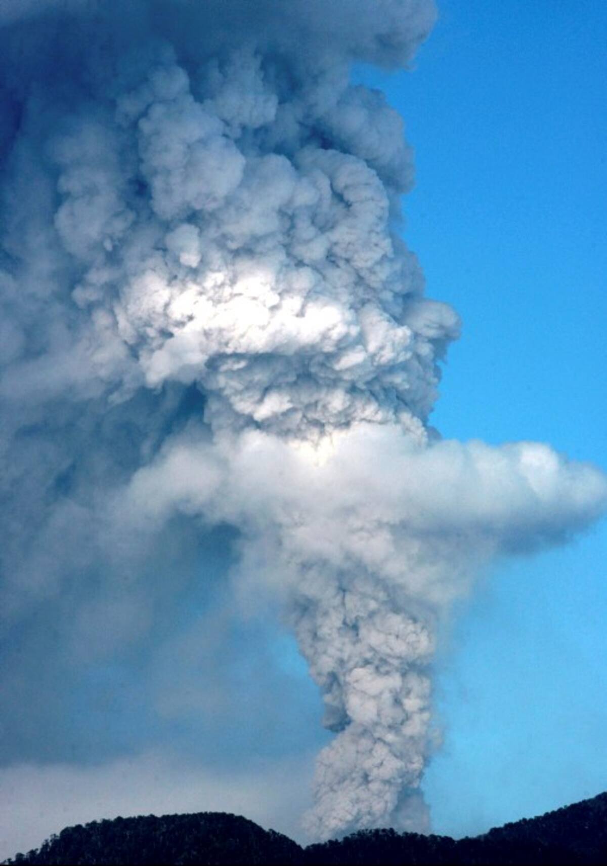 La aerolínea LAN informó ayer que 39 vuelos en Argentina y Chile, incluidos ocho programados para hoy, fueron cancelados por las cenizas que emite el volcán chileno Cordón Caulle, que inició hace tres semanas una erupción. AP