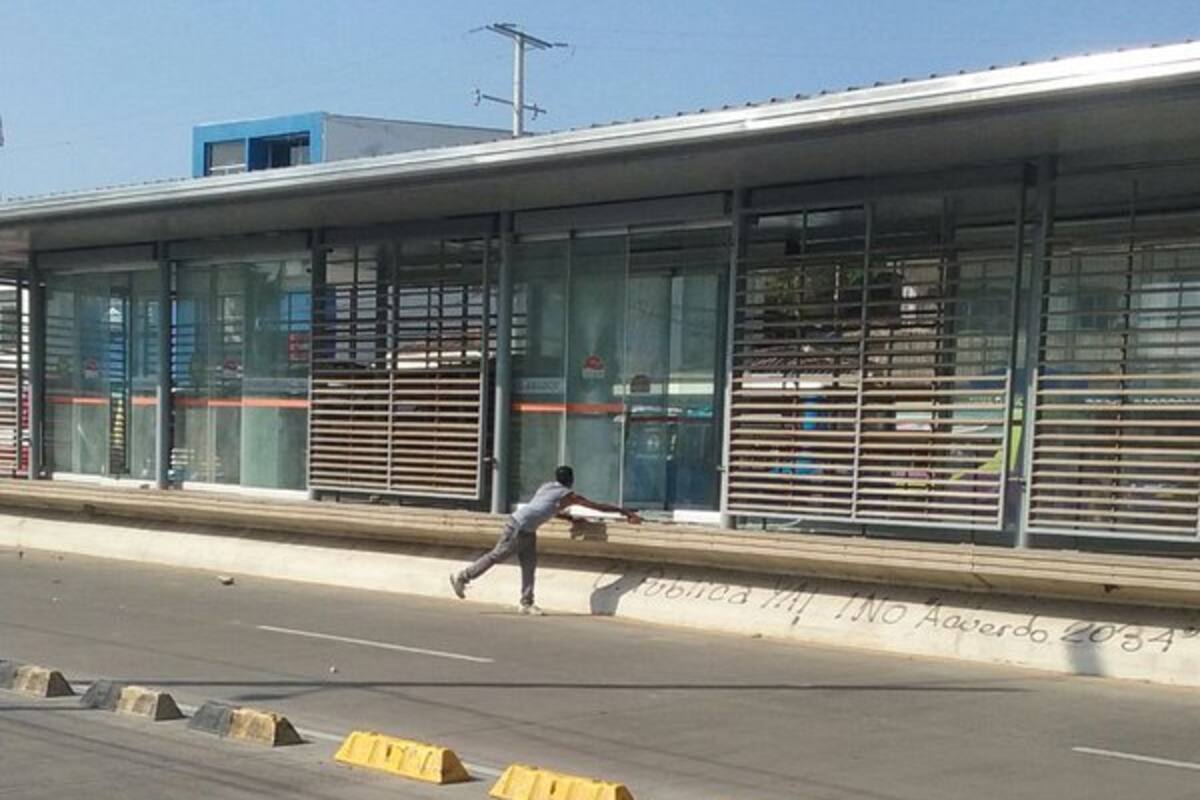 Video: Disturbios durante paro de transportadores afectan estación de Transcaribe