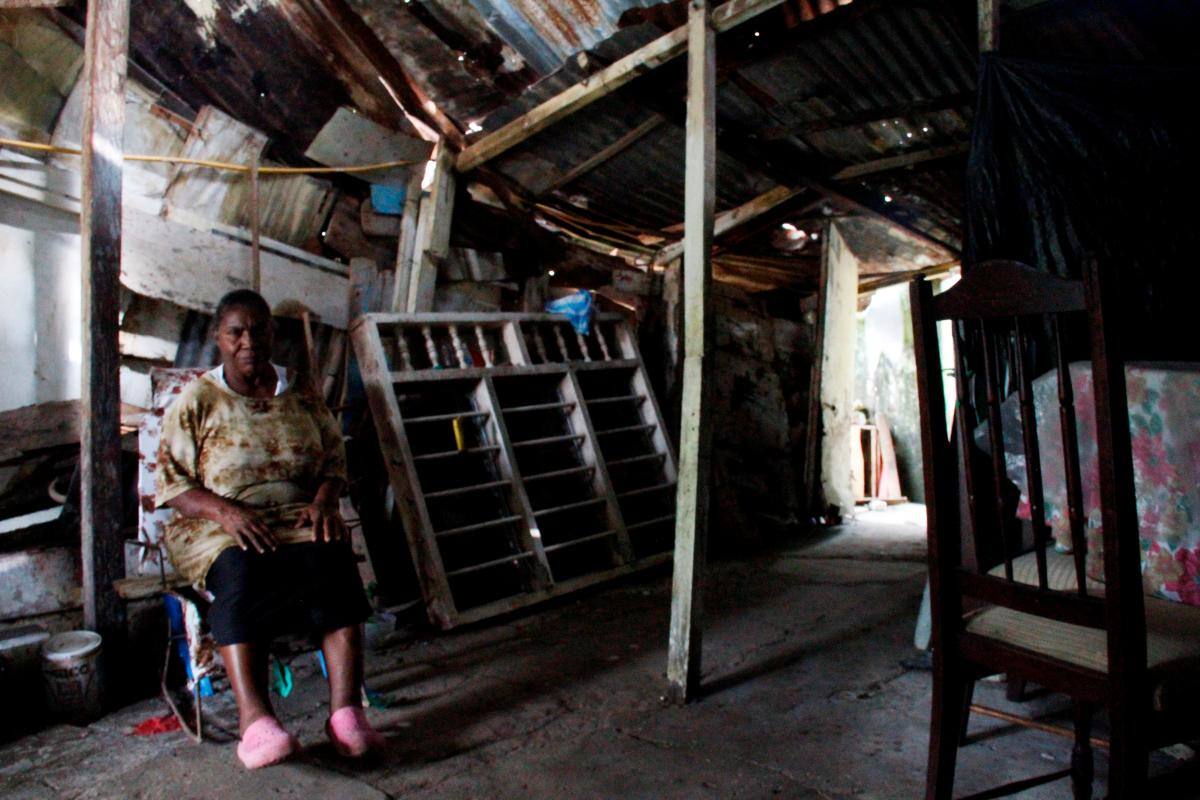 Sola y con su casa a punto de caer, así le toca vivir a María Encarnación