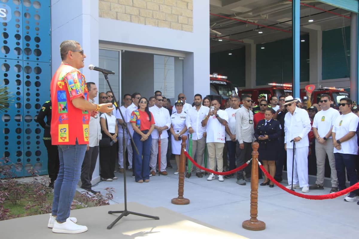 El alcalde de Cartagena, Dumek Turbay, durante la inauguración de la nueva Estación de Bomberos de Bocagrande. // Julio Castaño - El Universal