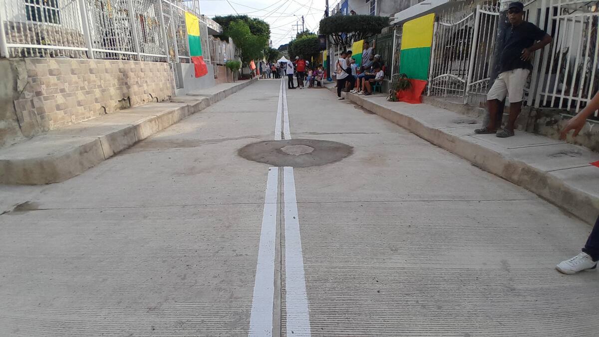 Así recicibó la comunidad pavimentación comunitaria en Urbanización Emmanuel. // Julio Castaño - EU