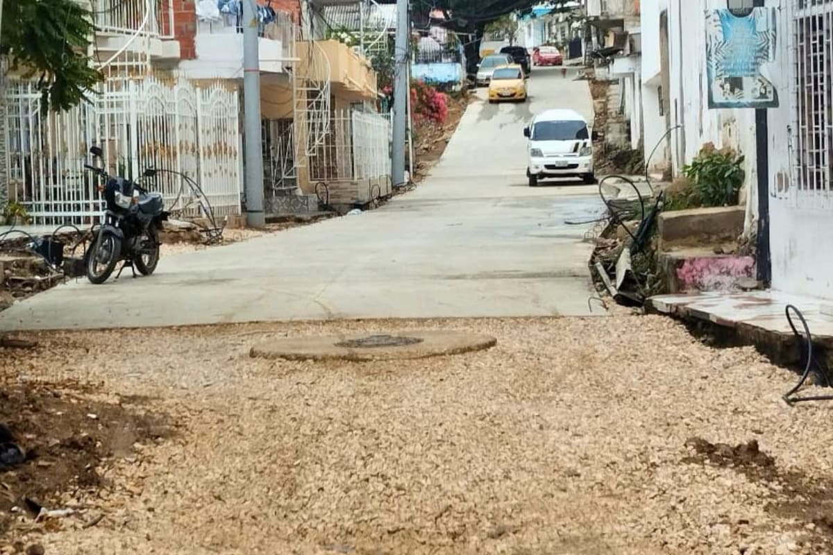 Así va la pavimentación de la calle San Luis del barrio Escallón Villa. // Foto: Óscar Díaz - El Universal
