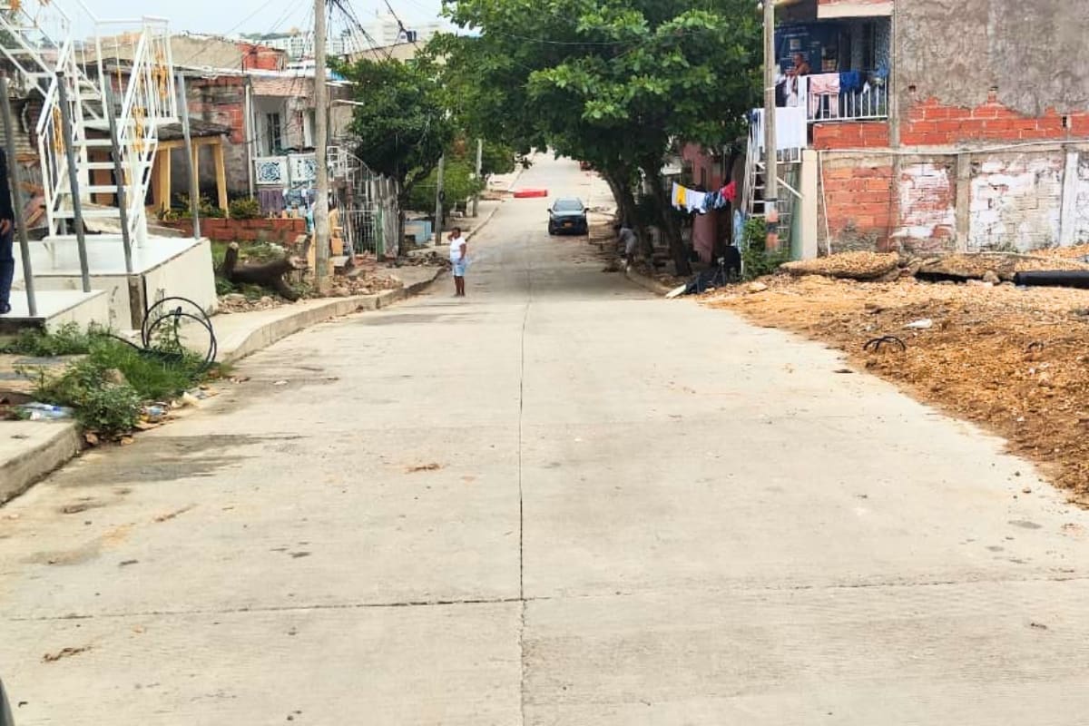 Así va la pavimentación de la calle San Luis del barrio Escallón Villa. // Foto: Óscar Díaz - El Universal