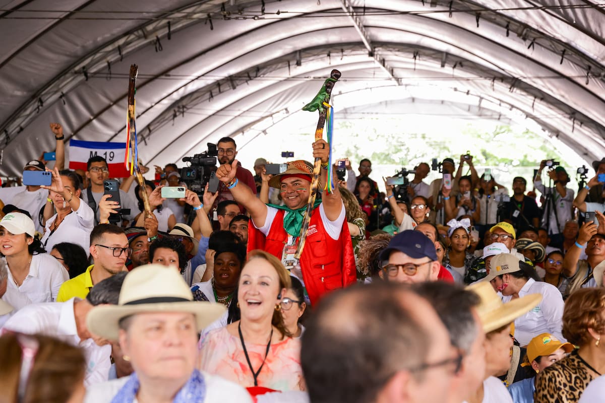 Asistentes en Chicoral escuchan el discurso de Gustavo Petro sobre la reforma agraria y la paz en el país.