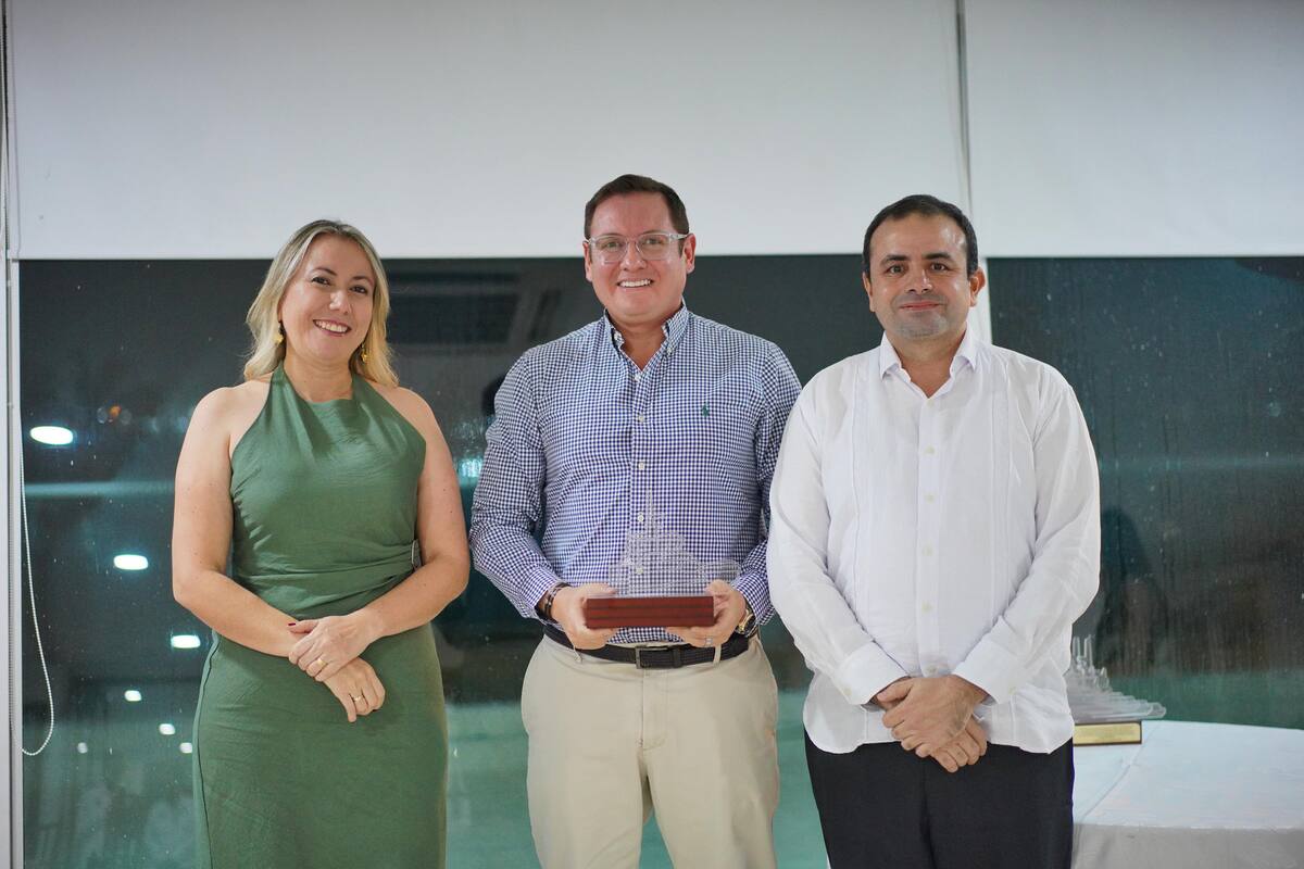 Narzly Camargo. Directora Ejecutiva de Armcol (i), Jaime Sánchez, presidente de Astivik y David Ricardo, gerente Buzca Soluciones de Ingeniería y presidente actual Junta Directiva de Armcol, en la celebración del décimo aniversario de esa asociación. // Cortesía.