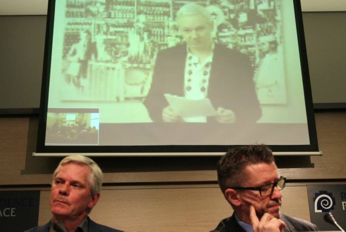 En un vídeo retransmitido en directo desde la embajada de Ecuador en Londres, donde está refugiado desde el pasado mes de junio, Assange dijo que WikiLeaks perdió al menos 50 millones de dólares en donaciones por el bloqueo de las dos grandes empresas. AP Yves Logghe
