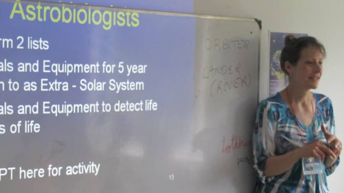 Pamela Harman le explicó a los niños asistentes al congreso los objetivos de la Astrobiología. Erica Otero Brito- El Universal