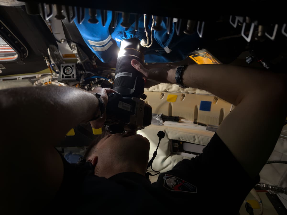 El astronauta Jeremy Hansen captura una imagen a través de la cubierta de la cámara que cubre la ventana 2 de la nave espacial Orion. // NASA