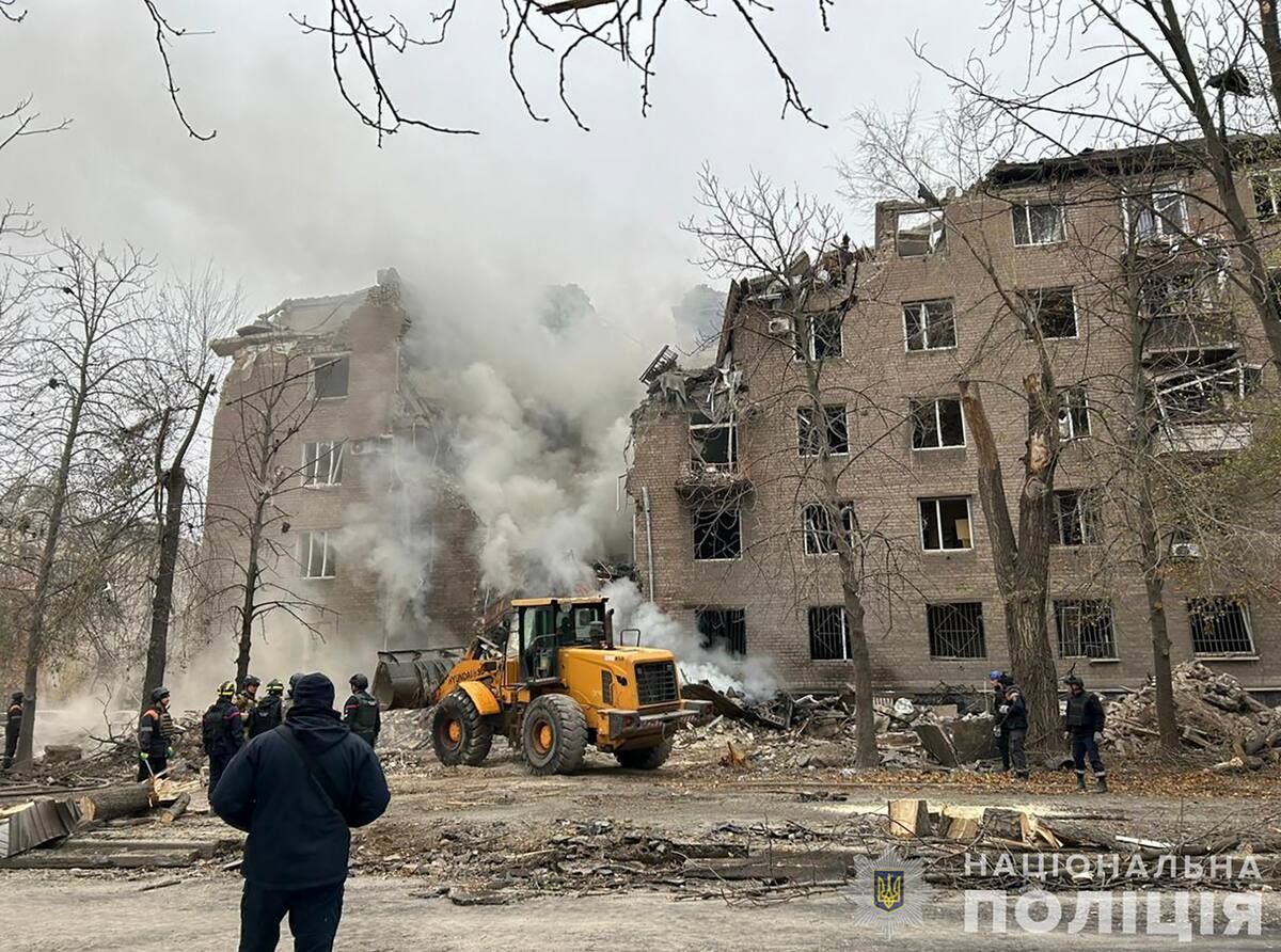 Una fotografía proporcionada por la Policía Nacional de Ucrania muestra el lugar de un ataque con cohetes contra un edificio residencial de cinco pisos en Kryvyi Rih, Ucrania. //EFE