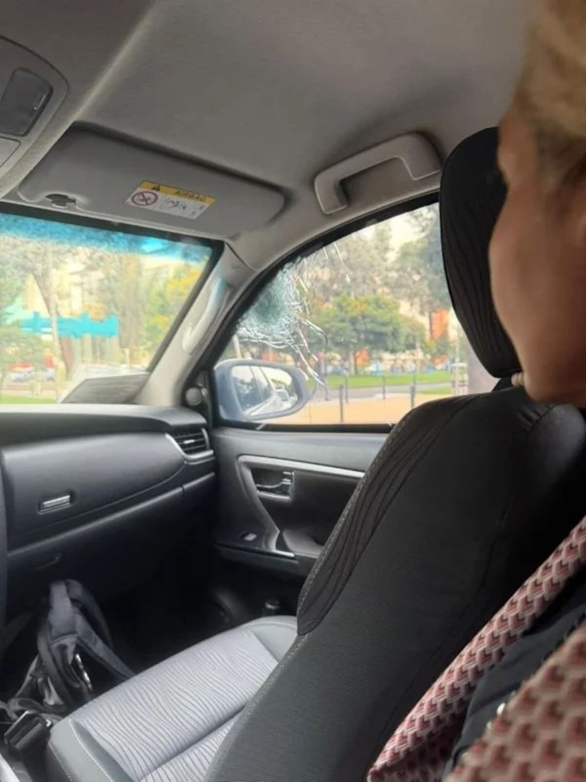 El vehículo en que se movilizaba Elvia Isabel Otero, de 65 años, aspirante a la Contraloría General, fue atacado por hombres armados en Bogotá. // Foto: tomada de X @Marovaan.