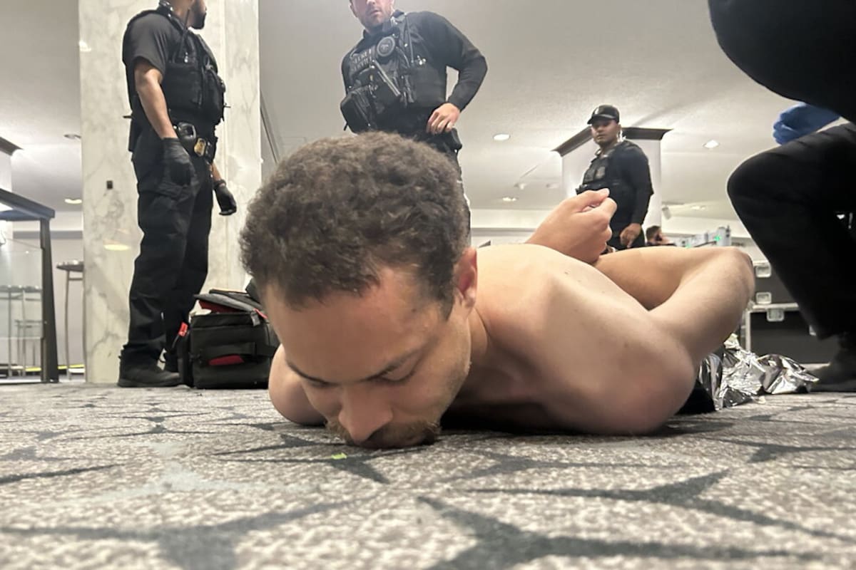 Fotografía difundida en la cuenta oficial @realDonaldTrump de la red social Truth del presidente de los Estados Unidos, Donald Trump, donde se muestra al supuesto tirador arrestado por agentes del Servicio Secreto este sábado, luego de que se reportaran aparentes disparos durante la cena anual de la Asociación de Corresponsales de la Casa Blanca (WHCA) en Washington (Estados Unidos).
Foto: @realDonaldTrump