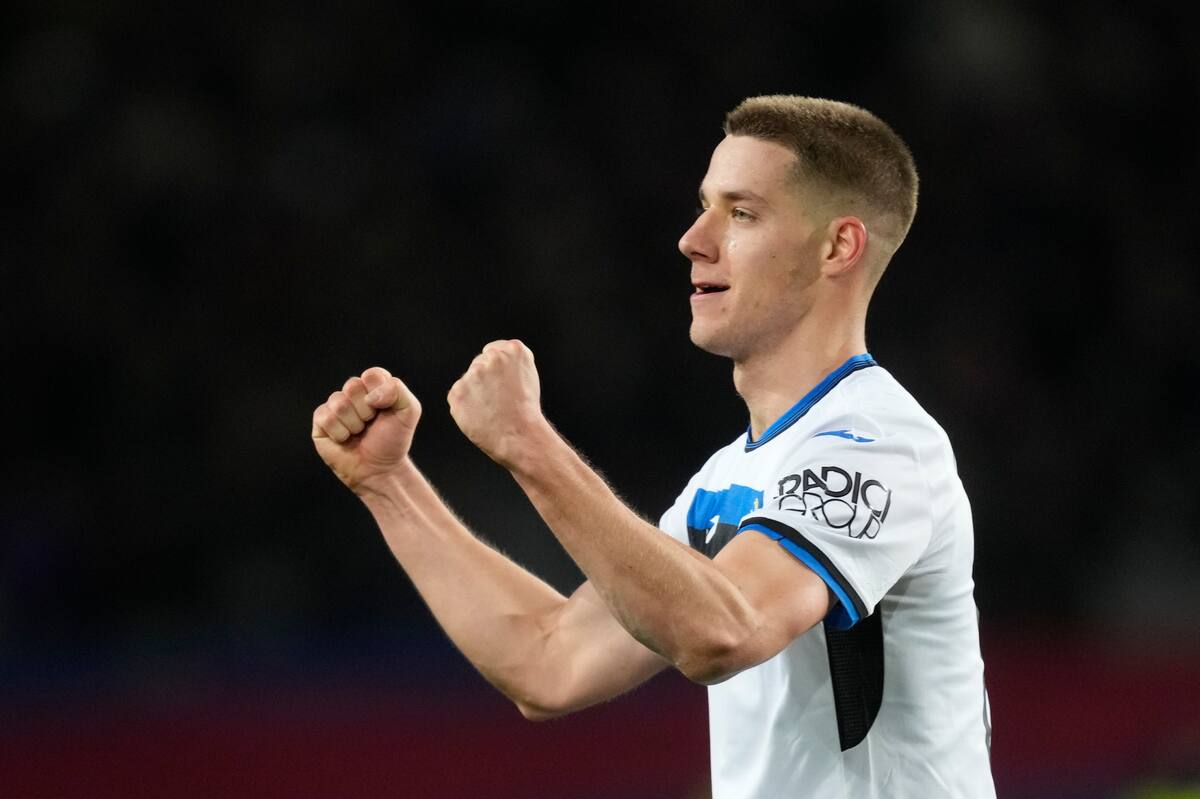 El delantero croata del Atalanta Mario Pasalic celebra su gol. //EFE