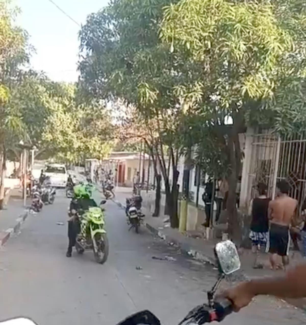 Las autoridades llegaron. el sito donde ocurrió el ataque sicarial ocurrido en el barrio Ciudad Modesto de Barranquilla.//Cortesía Red de Cooperantes.