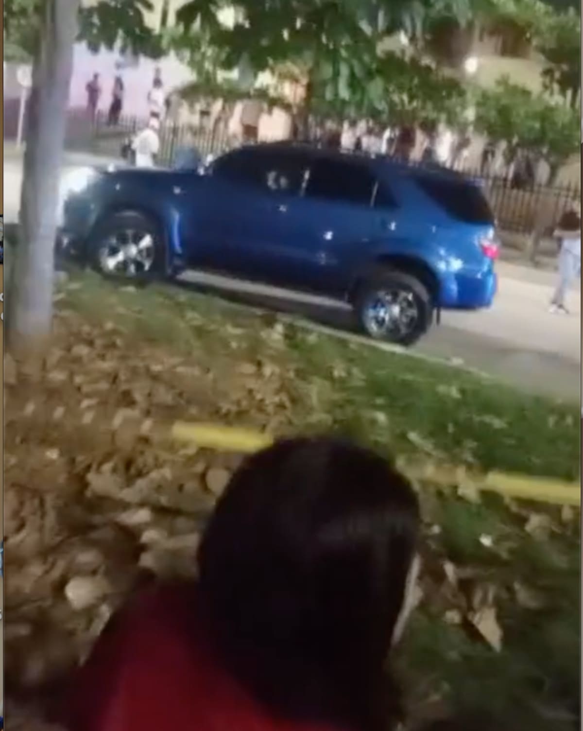 El conductor de la camioneta logró atropellar a los sujetos que lo atacaron a bala en el sector Bonavento de la urbanización Caribe Verde.//Cortesía Red de Cooperantes.
