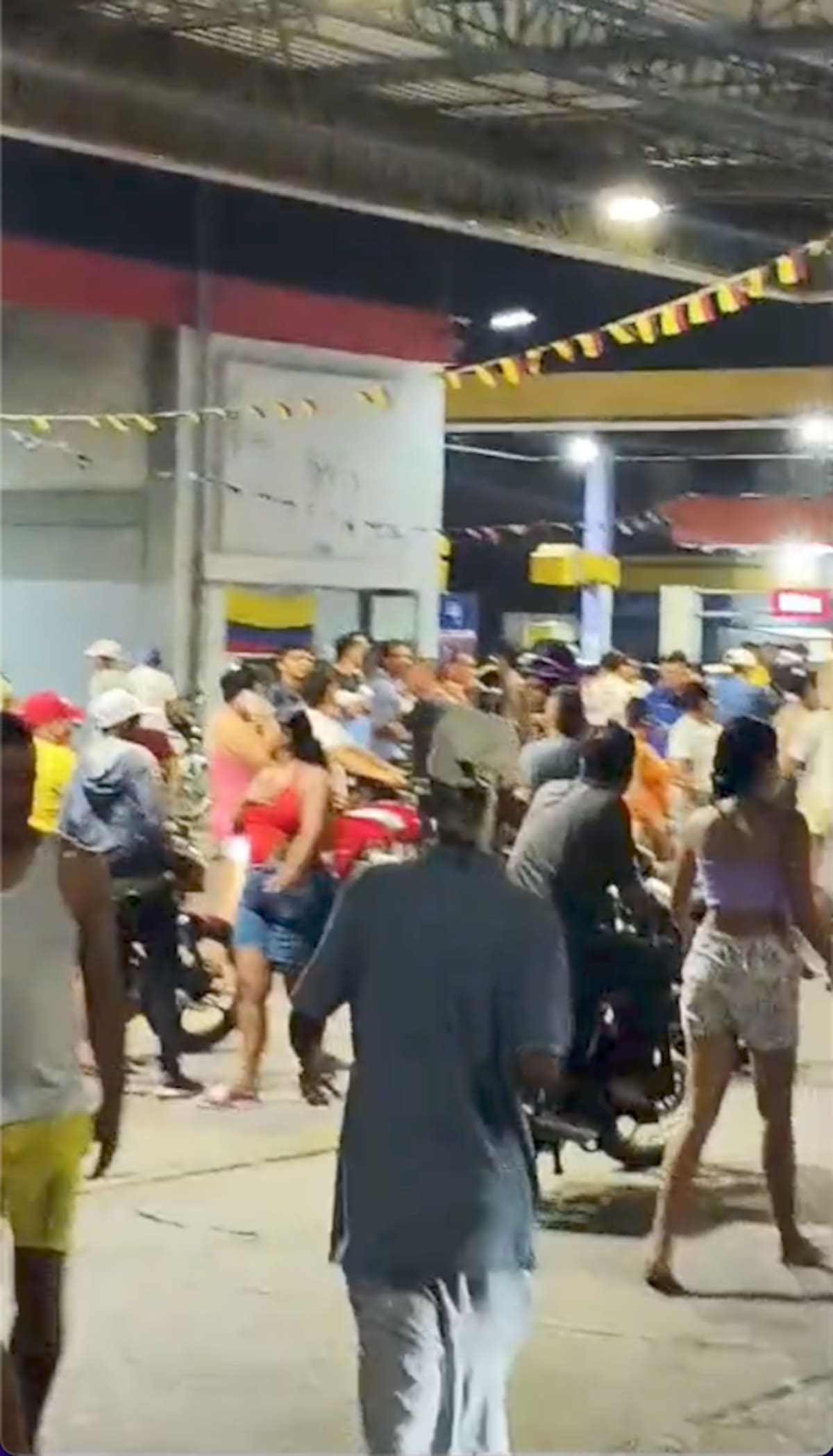 Muchos curiosos llegaron hasta la estación de gasolina en el sector El Pekín del barrio la Luz de Barranquilla, donde sicarios quitaron la vida a un joven e hirieron a otro.//Cortesía Red de Cooperantes.