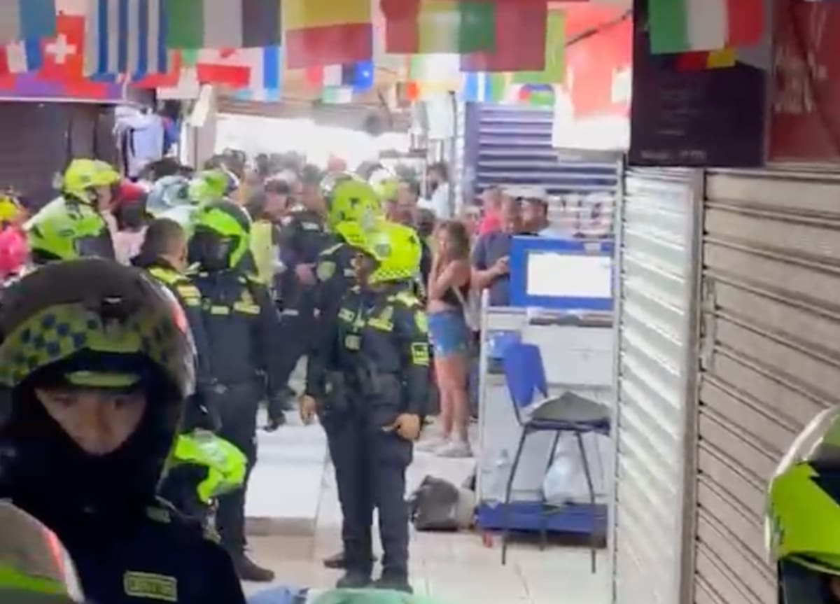Varios miembros de la Policía Metropolitana acudieron al sitio donde la mañana de este viernes fue asesinado a bala Leynner Alexander Legarda Omar por un sicario que llegó hasta un local ubicado en el centro comercial de Fedecafé.//Cortesía Red de Cooperantes.