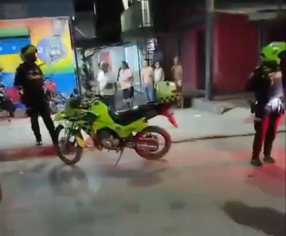 La Policía Nacional hizo presencia en el billar en el barrio Villa San Pedro II etapa de Barranquilla, donde un sicario hirió a 7 personas durante un ataque sicarial.//Cortesía Red de Cooperantes.