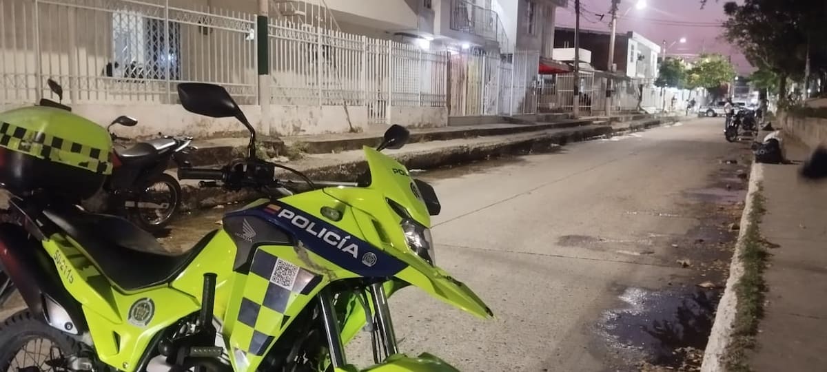 Funcionarios judiciales y unidades policiales permanecieron en la zona realizando los actos urgentes tras la balacera. // FOTO: EL UNIVERSSAL- ÓSCAR DÍAZ.
