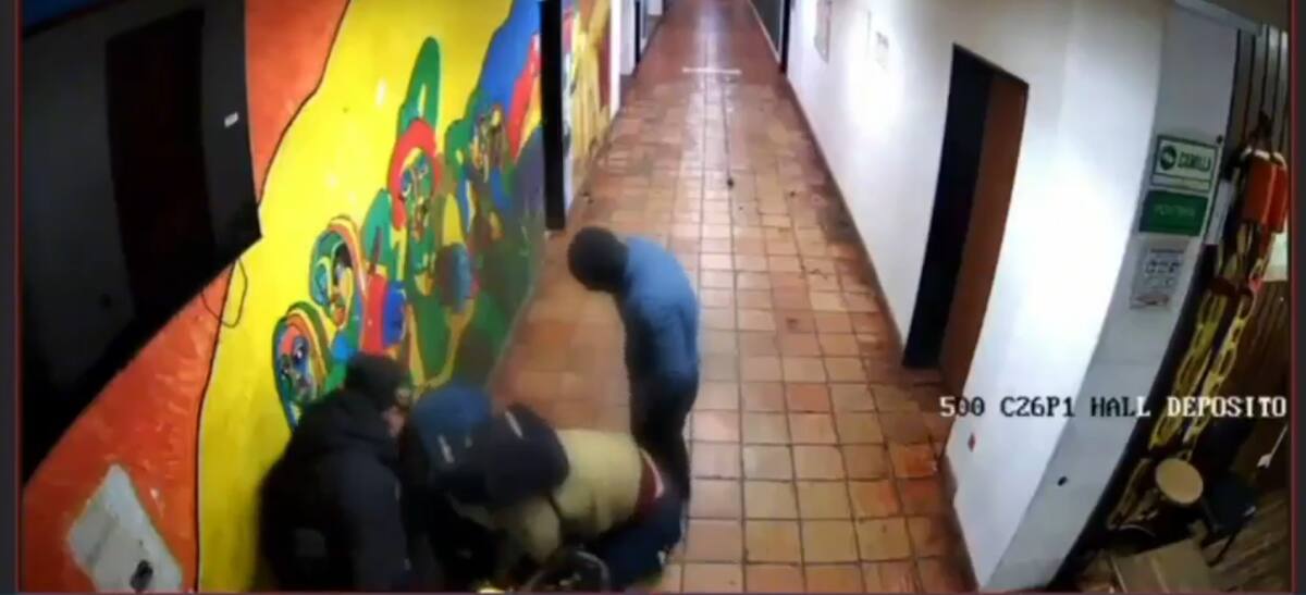 Ataque a estudiantes de la Universidad Nacional en Bogotá. // Foto: captura de video - redes sociales.