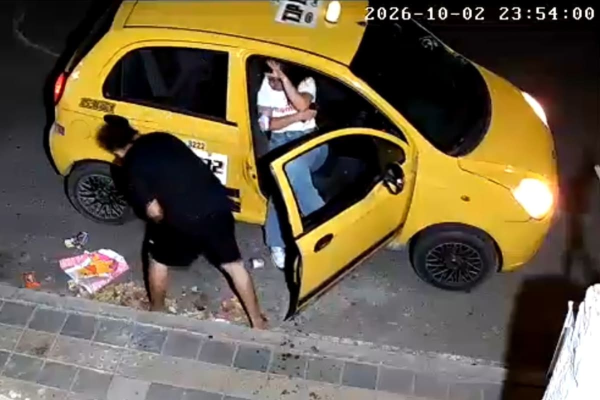 En video quedó captada la brutal agresión contra una mujer dentro de taxi; buscan a conductor