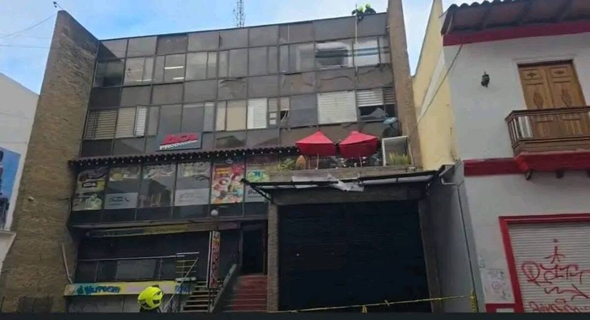 Edificio donde está ubicado RCN Radio Pasto fue atacado con un artefacto explosivo en la madrugada de este martes 25 de noviembre. // Foto: tomada de X @HoyNariño.