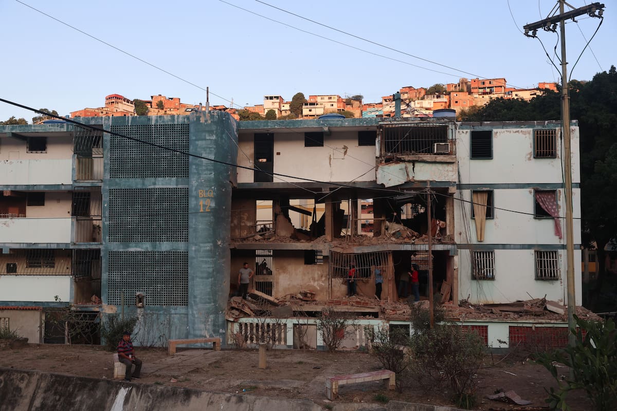 Fotografía que muestra un edificio afectado por un explosivo, este 4 de enero de 2026 en Catia La Mar (Venezuela). EFE/ Miguel Gutiérrez