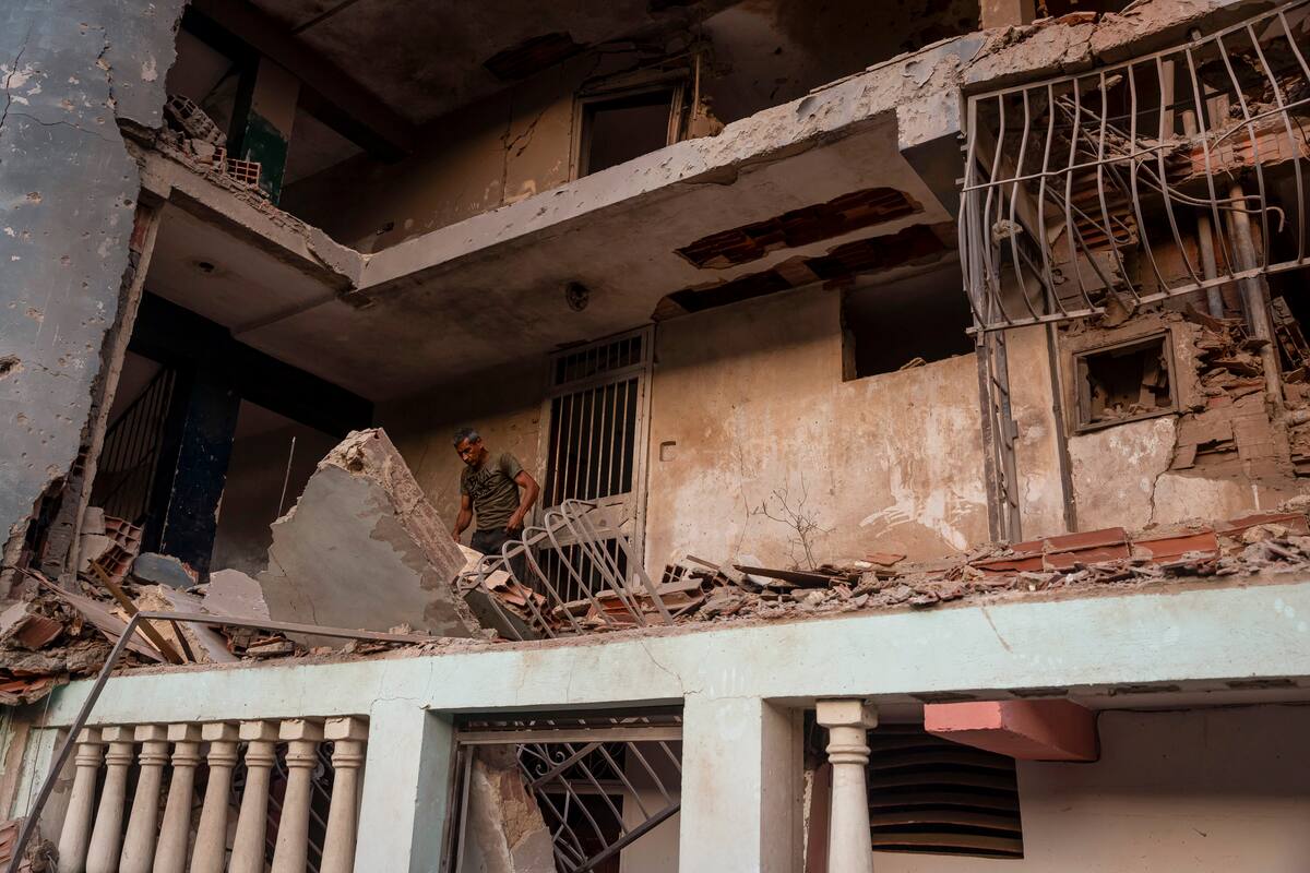 Una persona observa un edificio afectado por un explosivo, este 4 de enero de 2026 en Catia La Mar (Venezuela). EFE/ Miguel Gutiérrez