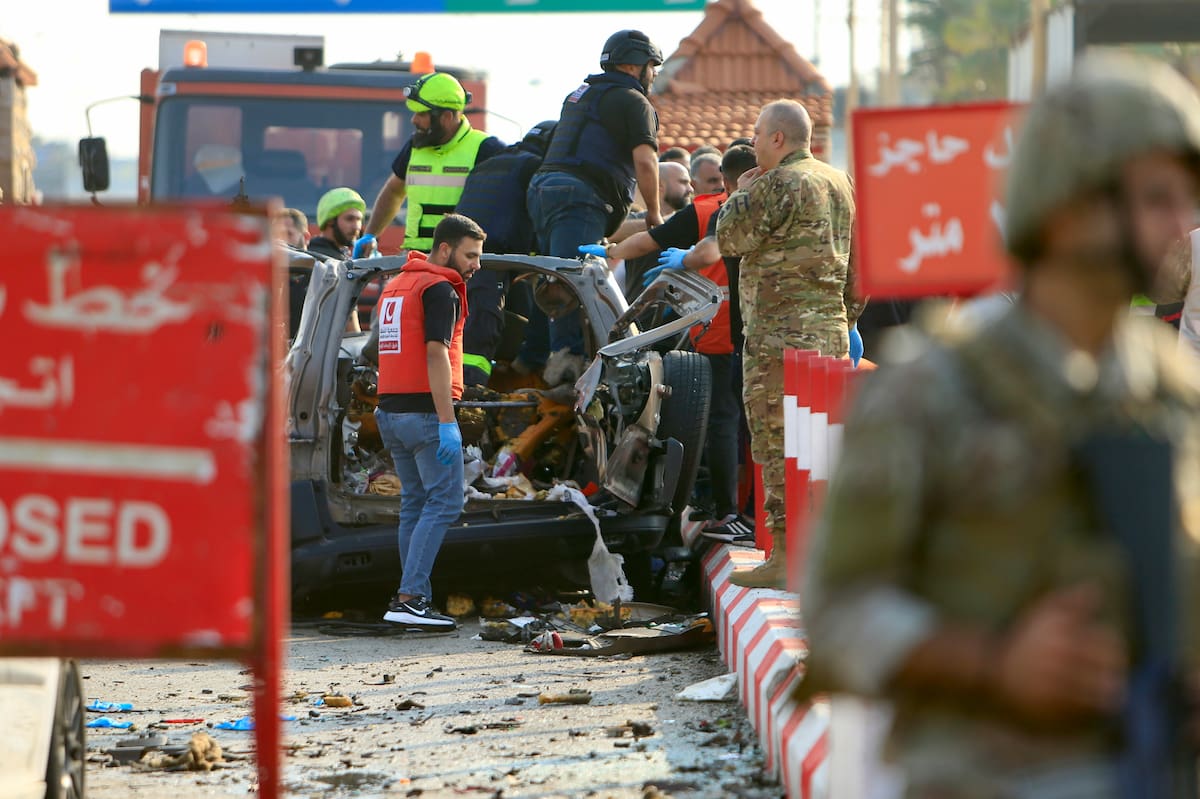 Paramédicos y soldados del ejército libanés inspeccionan el lugar de un ataque israelí contra un vehículo, a la entrada de la ciudad sureña de Sidón, Líbano. //EFE