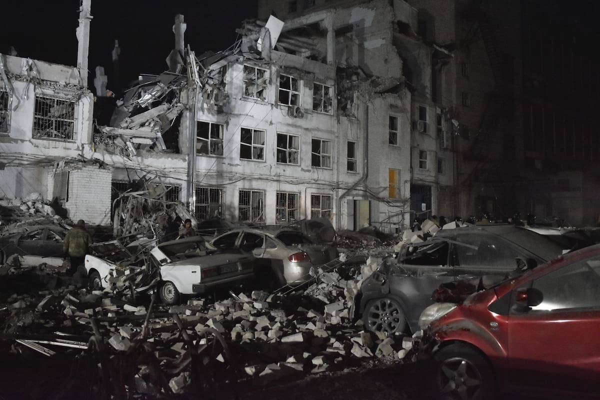 Mujeres son rescatadas de entre escombros tras sobrevivir casi 10 horas