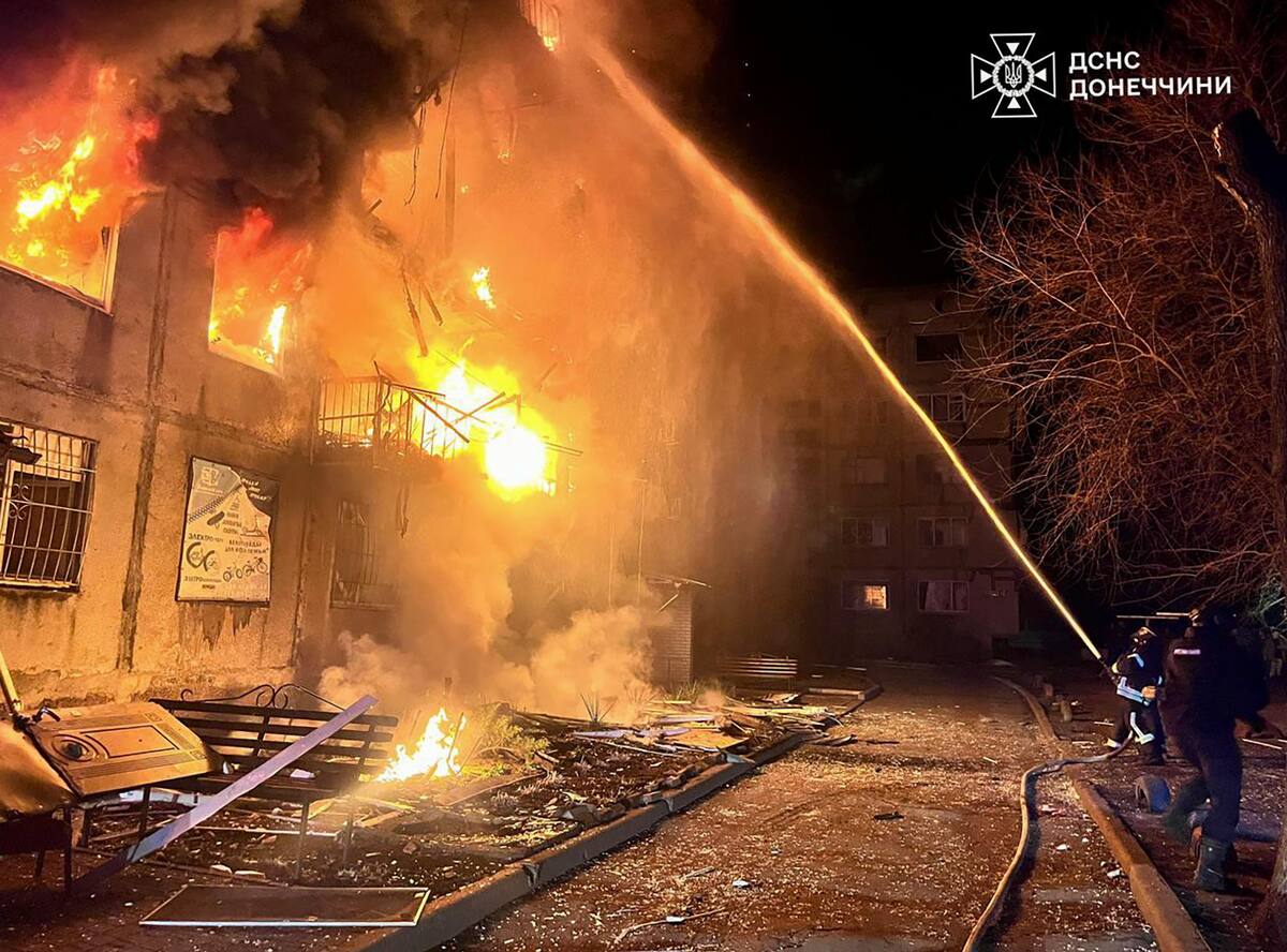Rescatistas ucranianos trabajando en el lugar del bombardeo de un edificio residencial en Dobropillia, en el área de Donetsk, Ucrania. //EFE