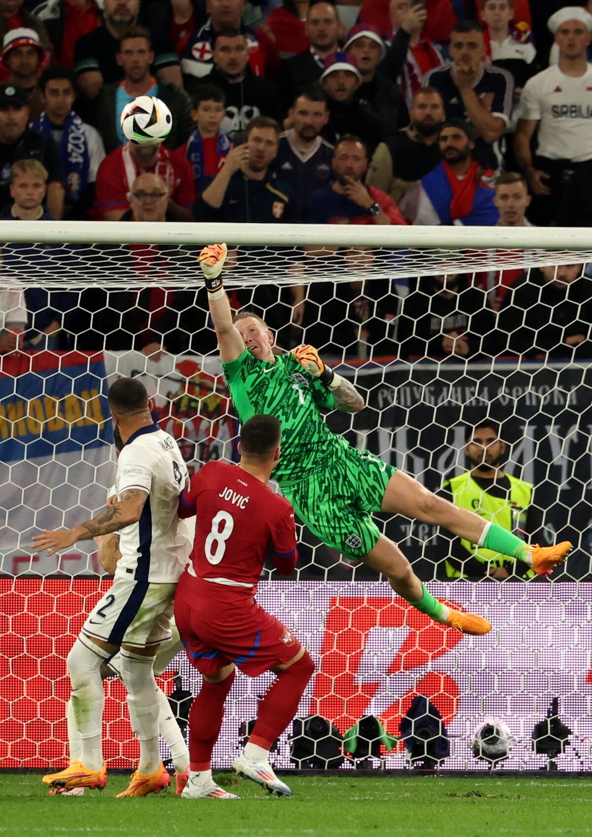 El portero Jordan Pickford de Inglaterra en acción durante el partido del grupo C de la UEFA EURO 2024 entre Serbia e Inglaterra en Gelsenkirchen, Alemania, el 16 de junio de 2024. //EFE