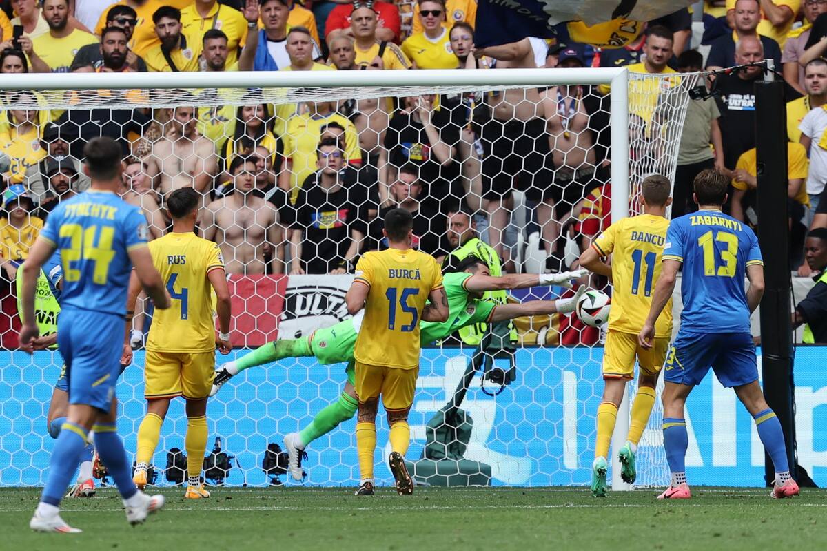 El portero Florin Nita de Rumania (C) en acción durante el partido de fútbol del Grupo E de la UEFA EURO 2024 entre Rumania y Ucrania, en Munich, Alemania. //EFE