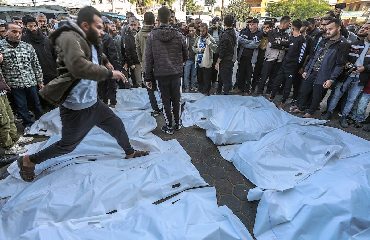 Personas se agrupan alrededor de los cuerpos cubiertos de los miembros de la familia Al Habash muertos en un ataque aéreo israelí, en el Hospital de los Mártires de Al Aqsa, en el centro de la Franja de Gaza. //EFE