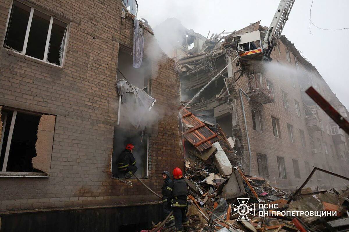 Una fotografía proporcionada por la Policía Nacional de Ucrania muestra el lugar de un ataque con cohetes contra un edificio residencial de cinco pisos en Kryvyi Rih, Ucrania. //EFE