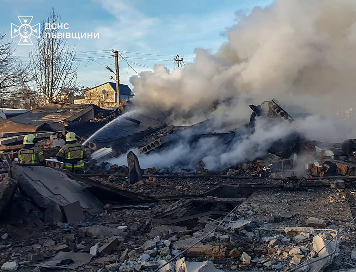 Personal de emergencias trabaja para extinguir un incendio tras el impacto de un cohete ruso en Leópolis, Ucrania. //AP