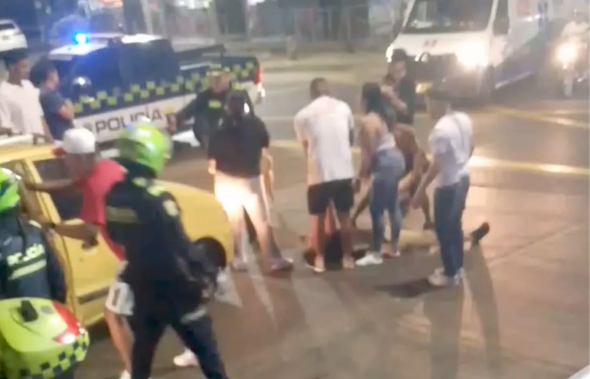 Una de las víctimas en el ataque sicarial en el barrio La Alboraya de Barranquilla alcanzó a ser llevado a un centro asistencial.//Cortesía Red de Cooperantes.