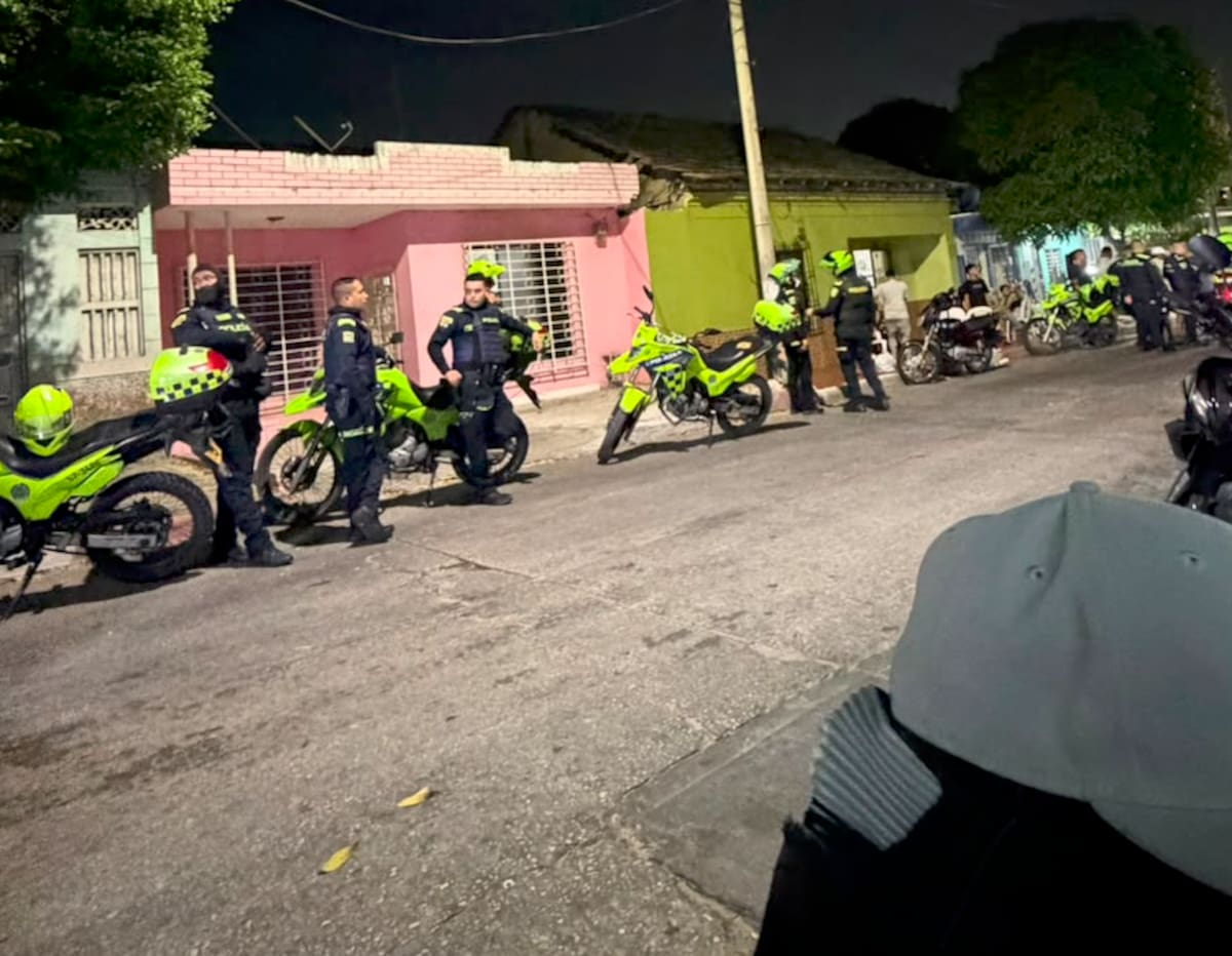 Miembros de la Policía Metropolitana se hicieron presentes luego del atentado criminal ocurrido la noche del domingo 12 de julio en el barrio San Felipe de Barranquilla.//Cortesía Red de Cooperantes.