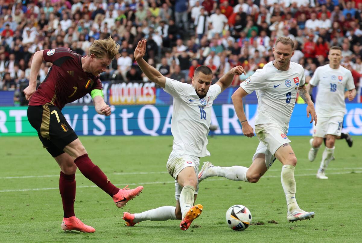 Kevin de Bruyne (L) de Bélgica durante el partido del grupo E de la UEFA EURO 2024 entre Bélgica y Eslovaquia, en Frankfurt Main, Alemania. //EFE