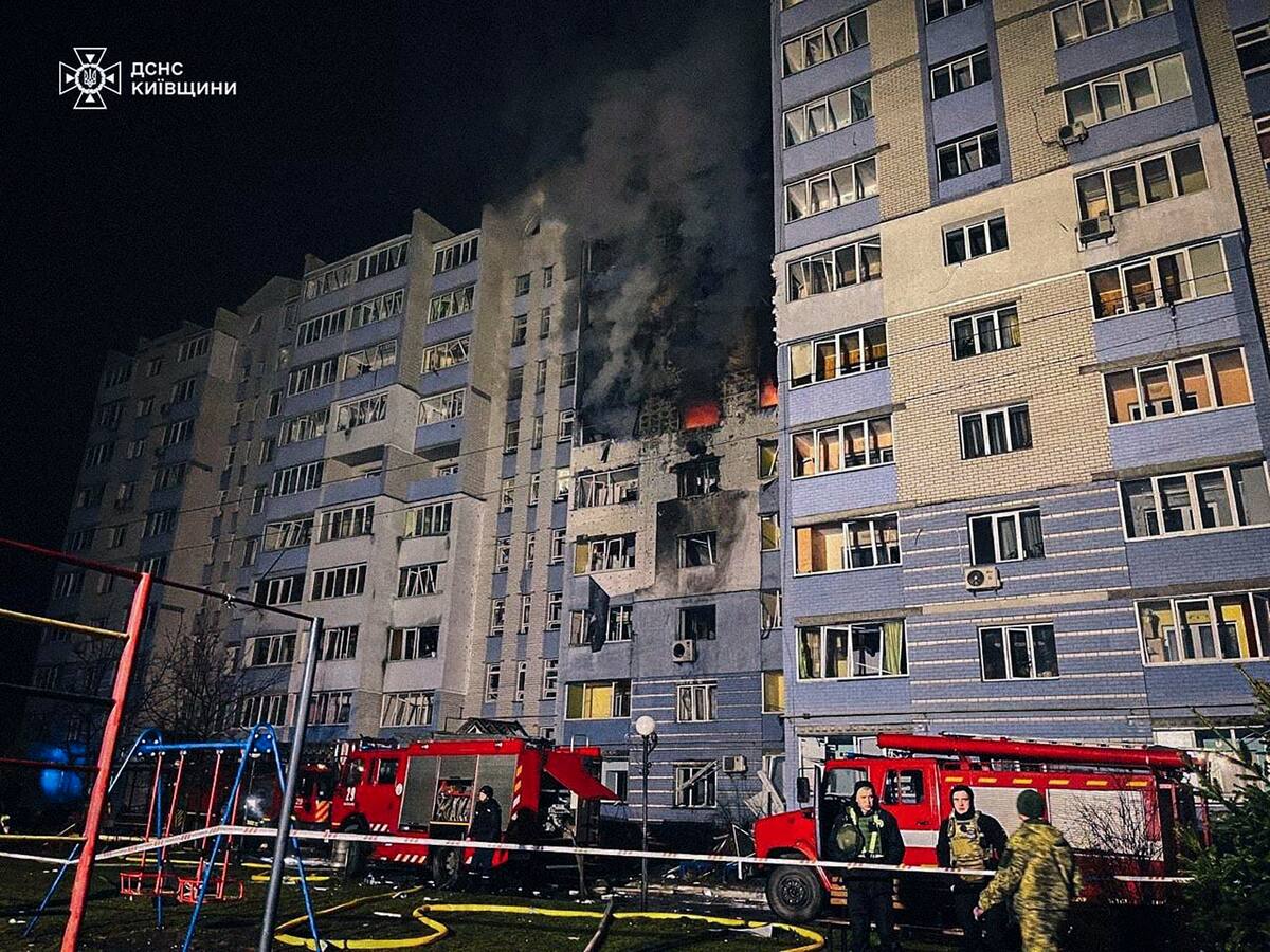Rescatistas trabajando en el sitio de un edificio residencial de diez pisos en uno de los asentamientos cerca de Kiev, Ucrania. //EFE