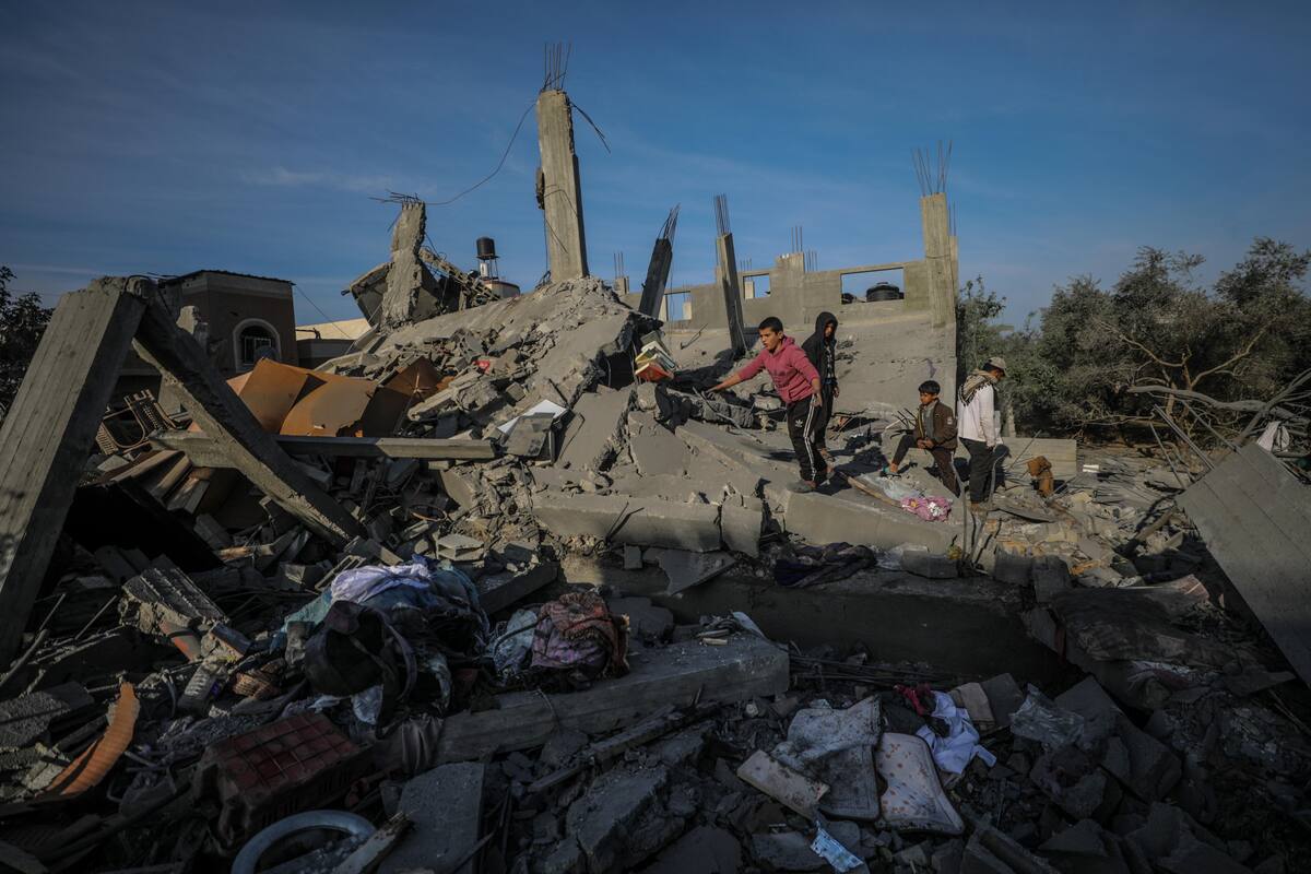 Restos de una casa destruida en un bombardeo en Al Nusairat, en el centro de la Franja de Gaza, en una imagen reciente. EFE/EPA/MOHAMMED SABER