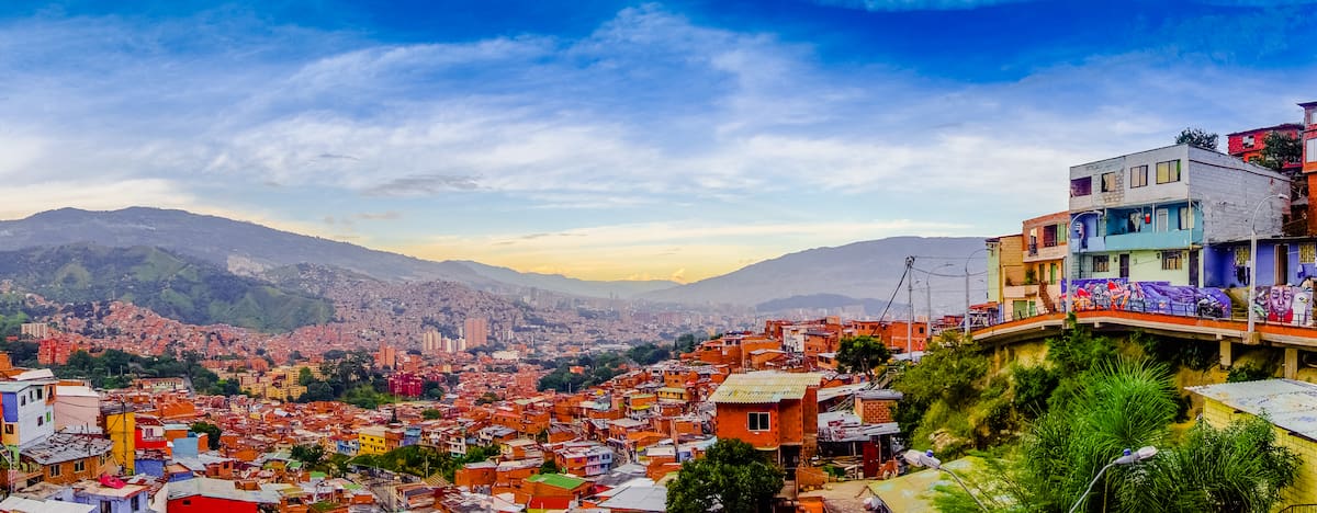 Vista panorámica de la ciudad de Medellín Antioquia en un hermoso atardecer.